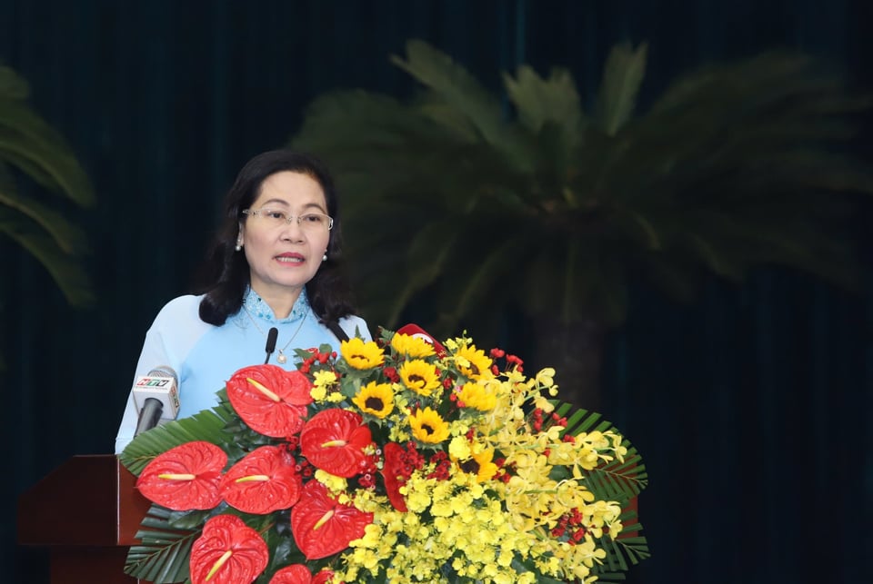 हो ची मिन्ह सिटी पीपुल्स काउंसिल की अध्यक्ष गुयेन थी ले ने 20वें सत्र में उद्घाटन भाषण दिया।