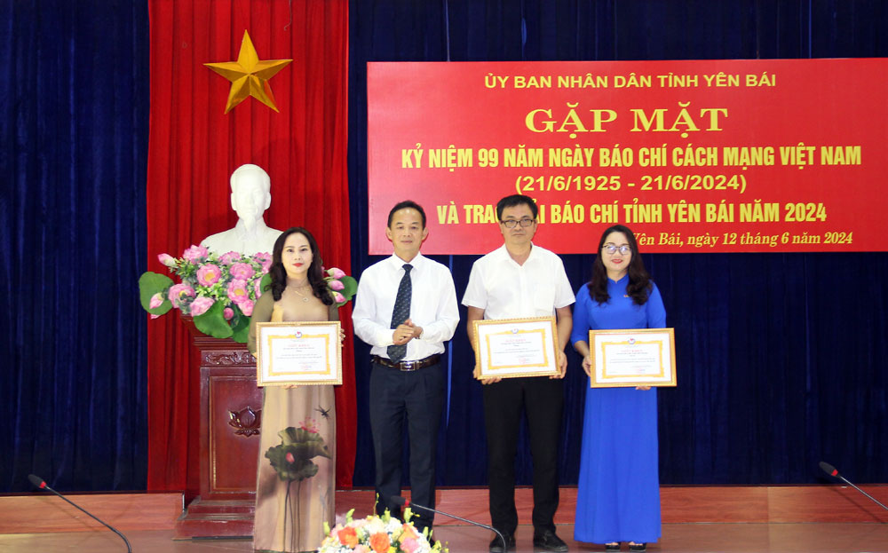 Yen Bai Provincial Newspaper Awards 2024 selected 41 outstanding works to award prizes image 2
