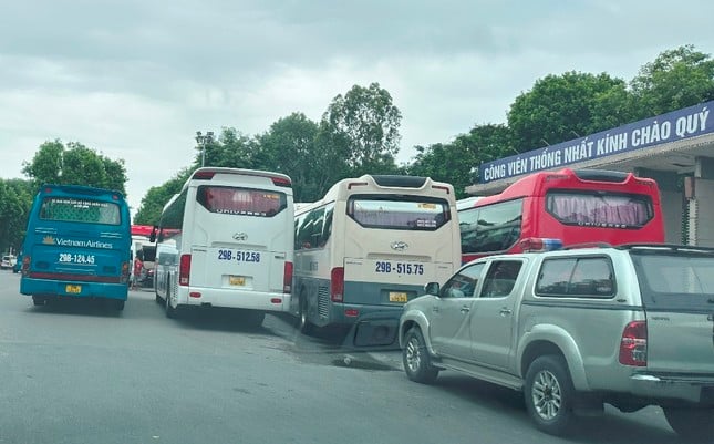 Los vehículos contratados camuflados son una molestia: los autobuses cama recogen y dejan pasajeros libremente en calles prohibidas, recorriendo el corazón de la ciudad, foto 4