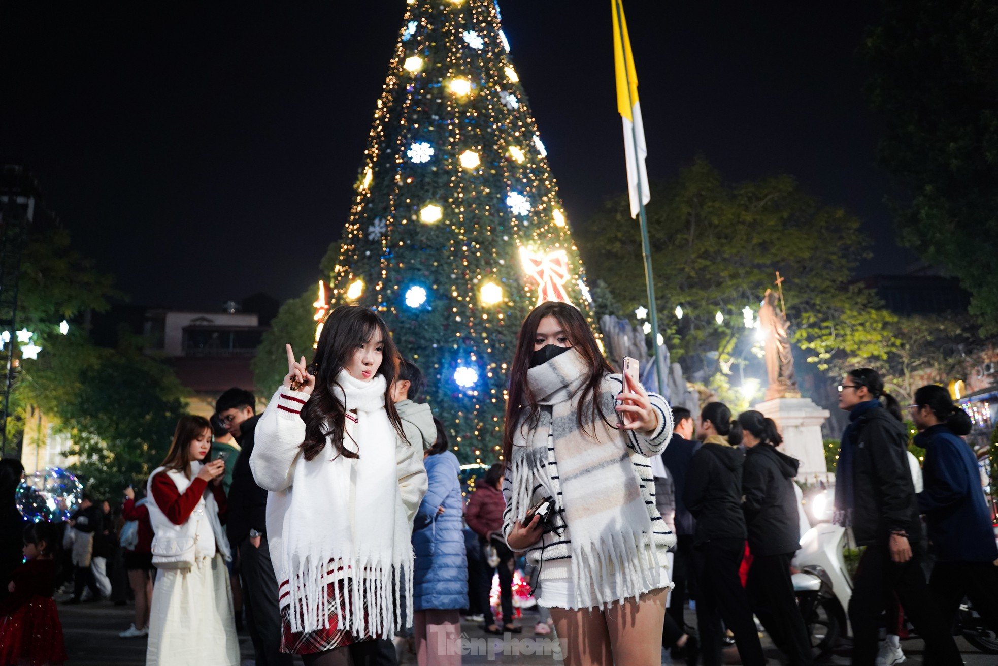 Hanoians jostle on Hang Ma Street, Cathedral welcomes Christmas early photo 8