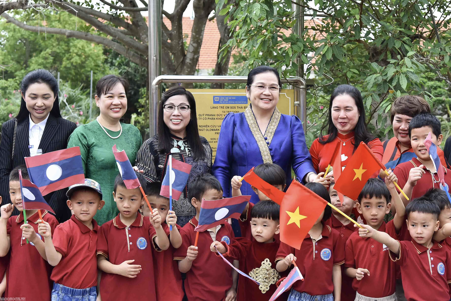 ภริยานายกฯลาว-เวียดนามเยี่ยมและมอบของขวัญแก่หมู่บ้านเด็ก SOS ไทบิ่ญ