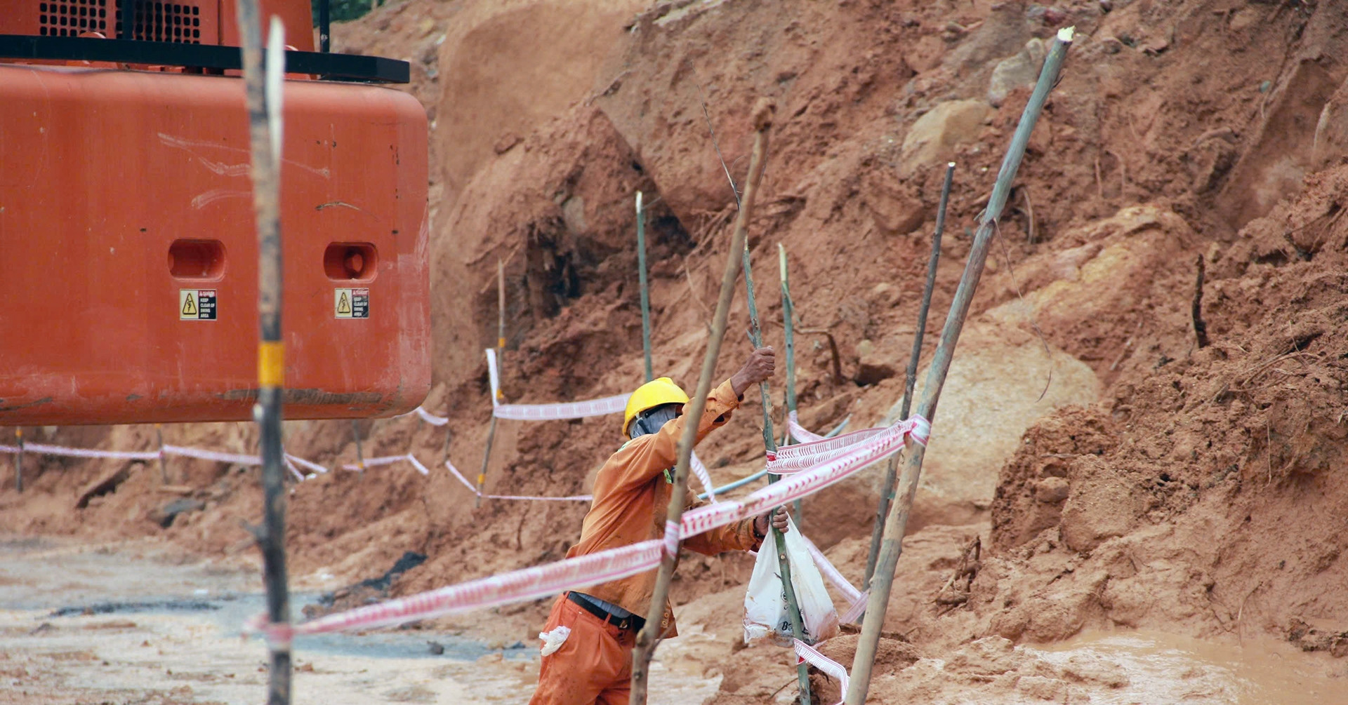 Serious landslide, considering closing Khanh Le pass for another 1-2 days