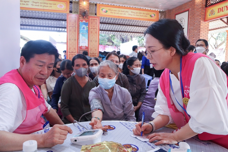 Korean delegation examines people