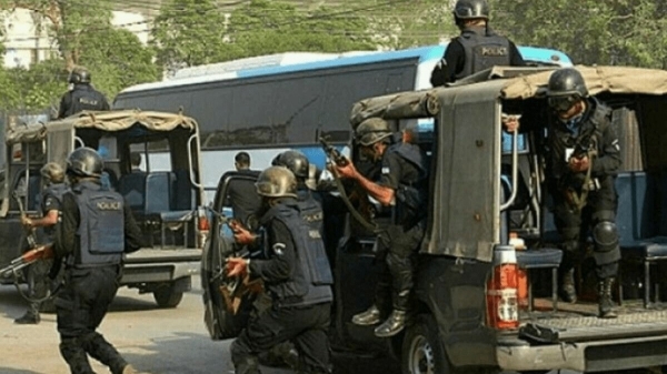 Pakistani police kill 8 terrorists in province bordering Iran