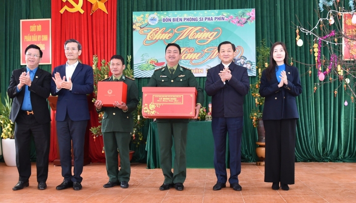 Le vice-Premier ministre Le Minh Khai visite et souhaite une bonne année lunaire 2024 à Dien Bien