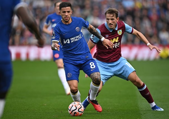 Enzo Fernandez (số 8) đi bóng trong trận thắng Burnley 4-1 tại vòng 8 Ngoại hạng Anh ngày 7/10. Ảnh: AFP