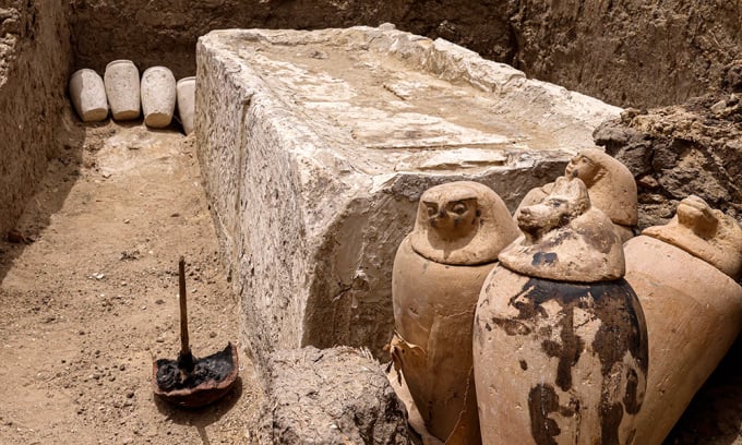 Tongefäße und Ritualgefäße umgeben ein Steinbett, das zur Mumifizierung in der Nekropole von Sakkara südlich von Kairo verwendet wurde. Foto: AFP