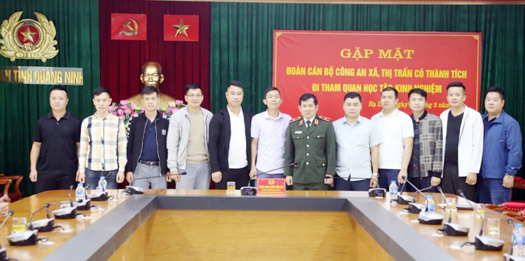 Captain Vu Manh Khuong (dritter von rechts) ist Teil einer Delegation von Provinzpolizeibeamten mit Erfolgen in Gemeinden und Städten, die bei einem Treffen mit dem Provinzpolizeidirektor zu Besuch waren und von den Erfahrungen lernen konnten. Foto: Charakter bereitgestellt.