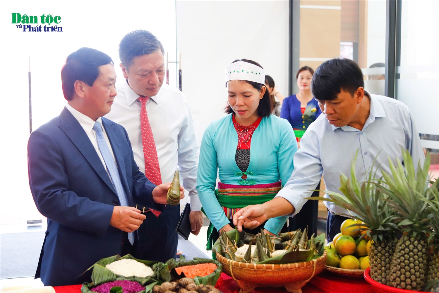 Bộ trưởng, Chủ nhiệm Uỷ ban Dân tộc Hầu A Lềnh thăm gian hàng trưng bày sản phẩm đặc trưng vùng đồng bào DTTS