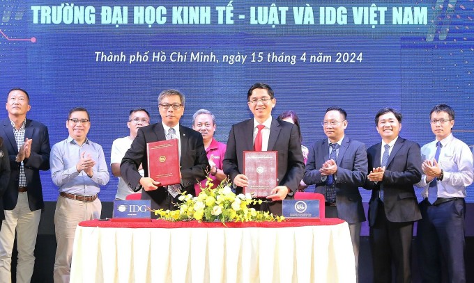 وقعت جامعة الاقتصاد والقانون وشركة IDG Vietnam مذكرة تعاون بعد ظهر يوم 15 أبريل. الصورة: UEL