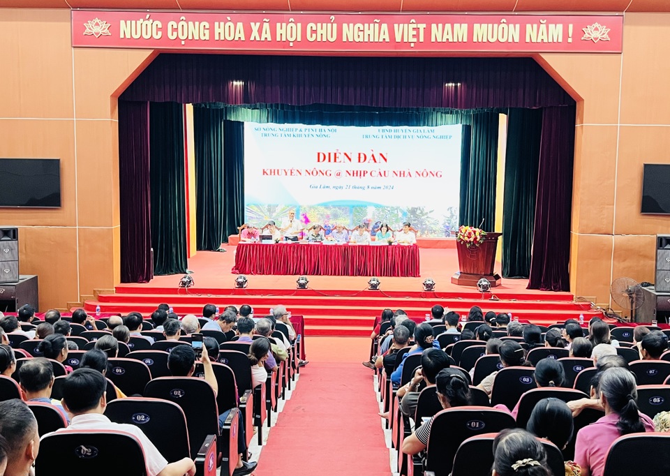 Quang cảnh diễn đàn Nhịp cầu nhà nông tại huyện Gia Lâm. Ảnh: Ánh Ngọc 