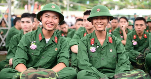 Trường yêu cầu sinh viên 'đăng ký thôi học' khi đi nghĩa vụ quân sự?