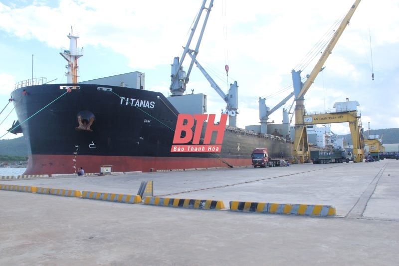 Bustling cargo through Nghi Son Port