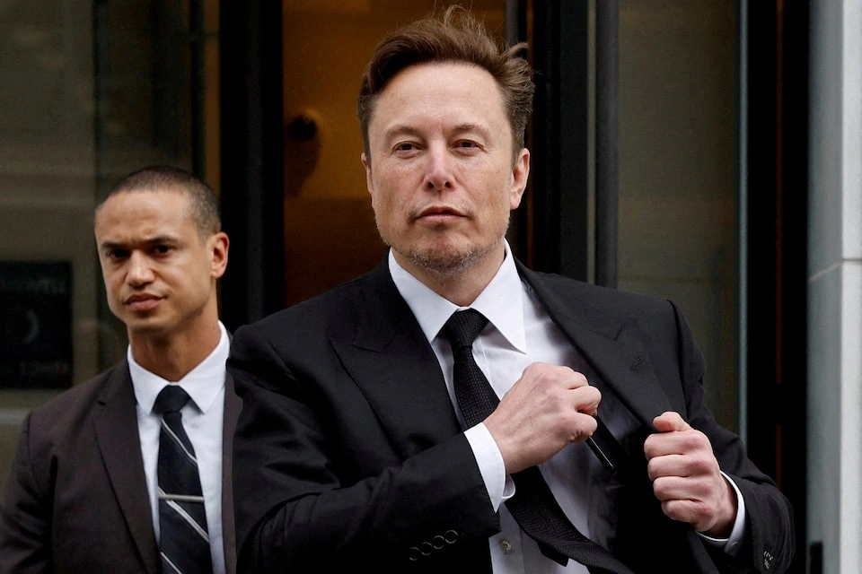 億万長者のイーロン・マスクが米国の有権者に1日100万ドルを寄付すると約束し物議を醸す