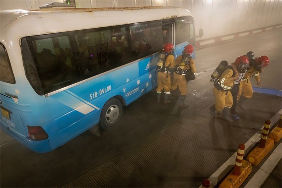 More than 1,279 people participated in a fire drill at the Saigon River Tunnel, photo 23