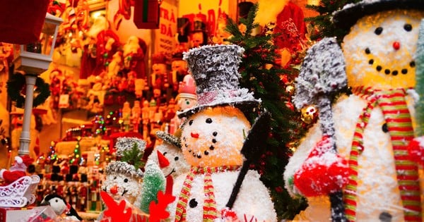 Schneemänner bauen, ein seltsamer Beruf, mit dem man in der Hauptstadt zur Weihnachtszeit viel Geld verdienen kann