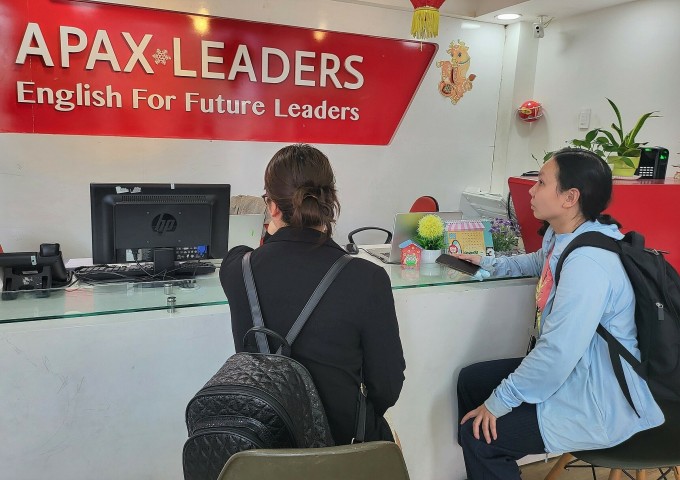 En février, les parents d'Apax Leaders se sont rendus à l'établissement de la rue Phan Xich Long pour exiger le remboursement des frais de scolarité. Photo : HN