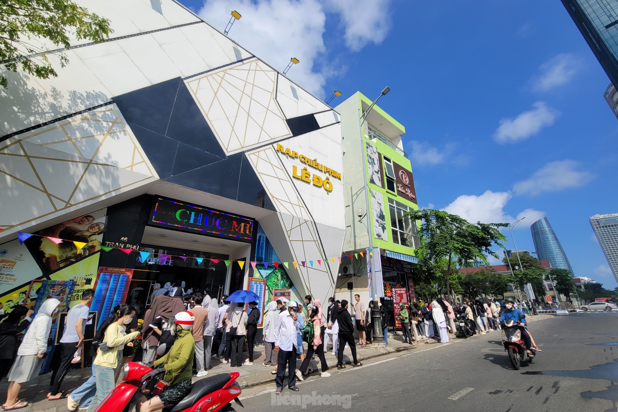 Young people lined up in the sun to buy tickets to see 'Peach, Pho and Piano' photo 4