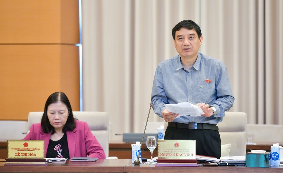 Le président de la Commission de la culture et de l'éducation de l'Assemblée nationale, Nguyen Dac Vinh, a présenté le rapport d'inspection. Photo : Quochoi.vn