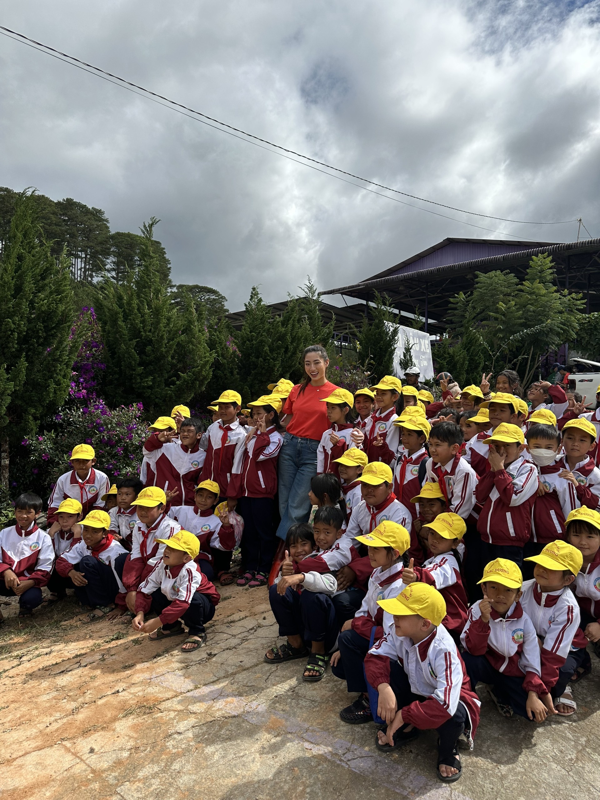 Lương Thùy Linh đội mưa gió làm từ thiện ở vùng cao, Thiên Ân tham dự Đại hội Sinh viên - Ảnh 4.