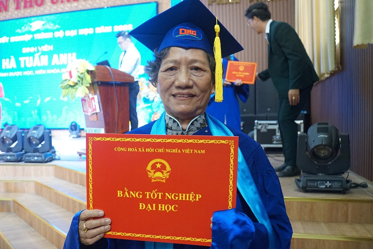 75 year old woman graduated from university with honors