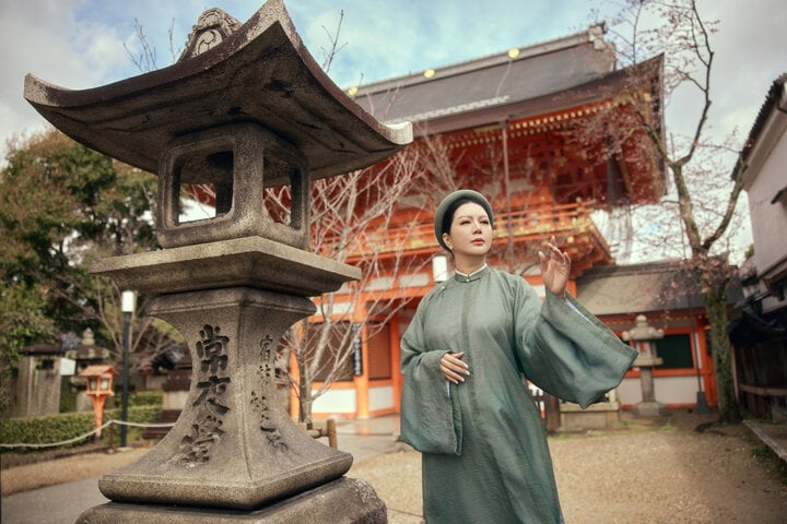 “I am just one person who loves national culture among millions of people trying to preserve traditional beauty in modern life today. And I am happy that more and more young people are interested in Vietnamese traditional costumes. That shows that they are not superficial, but really appreciate the old values ​​of many generations of their ancestors,