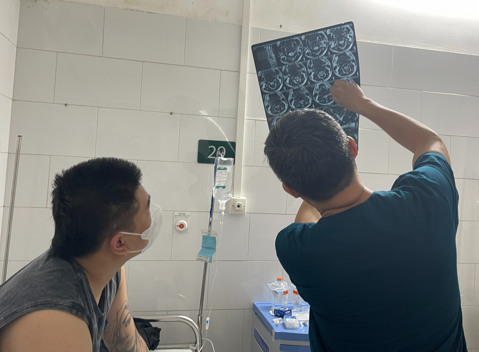 Hít tới 200 quả bóng cười/ngày, nam thanh niên nhập viện - Ảnh 1.