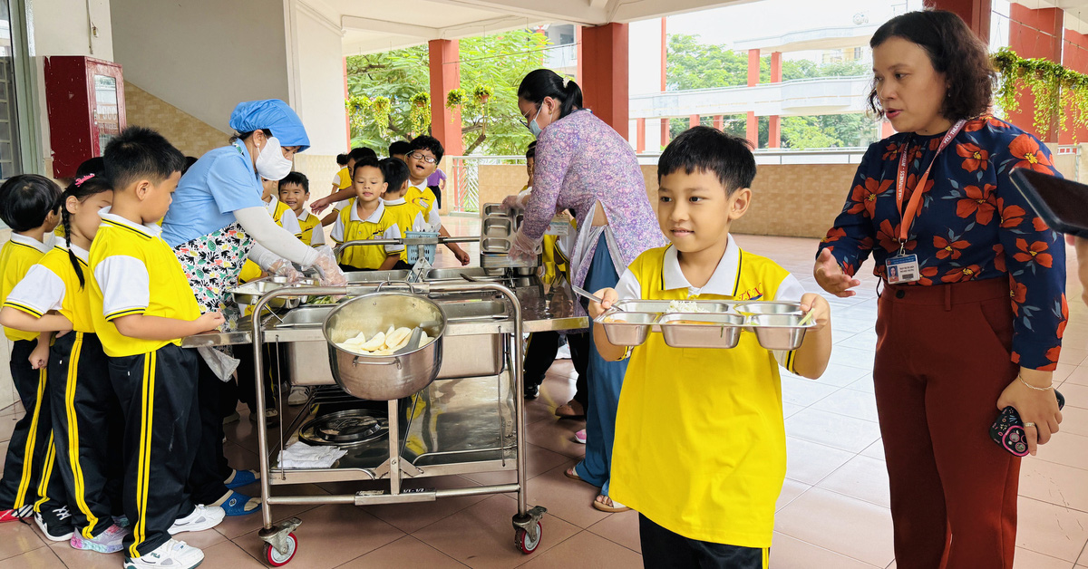 Bữa ăn bán trú và gánh nặng kép về dinh dưỡng