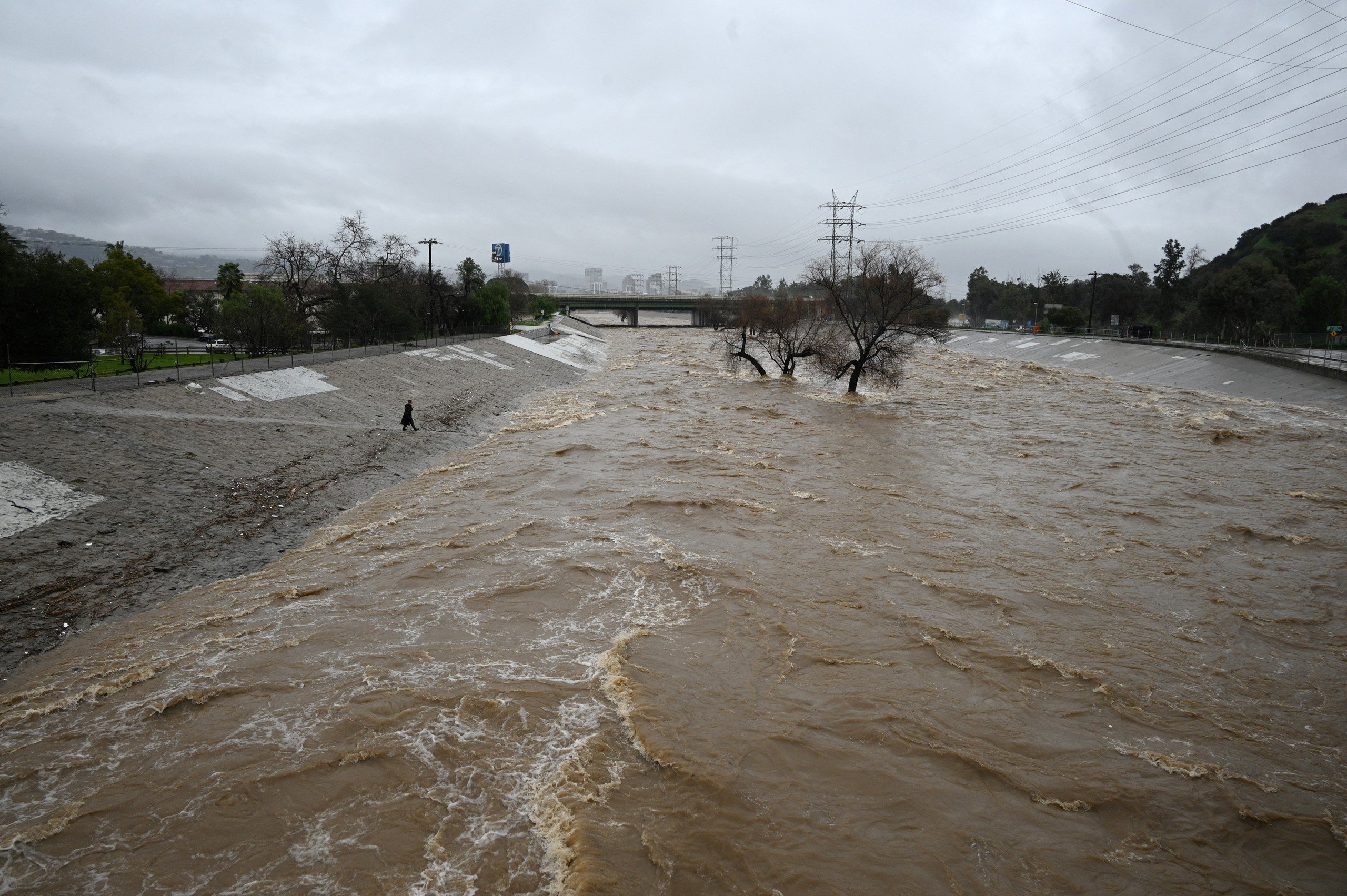 Mỹ cảnh báo tình huống thời tiết 'cực kỳ nguy hiểm' tại Los Angeles- Ảnh 1.