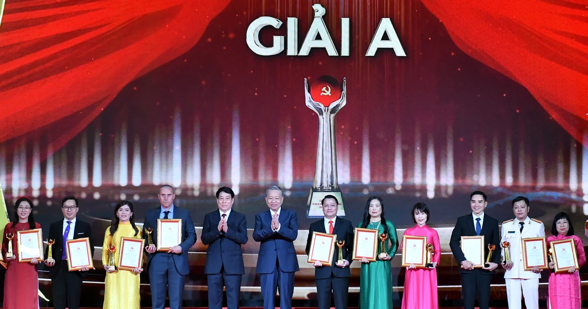 Ceremonia de entrega de premios del IV Concurso de Ensayo Político sobre la Defensa de la Base Ideológica del Partido