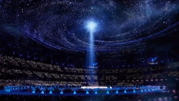 Lighting technology creates a magical sky in the middle of the stadium when recreating the legend of Nuwa mending the sky and Tinh Ve filling the sea.