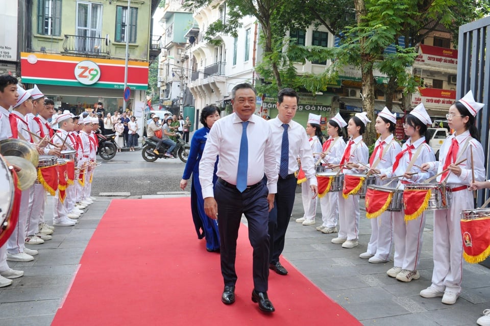 Chairman of Hanoi People's Committee Tran Sy Thanh and delegates attended the opening ceremony at Ngo Si Lien Secondary School. Photo: Hong Thai