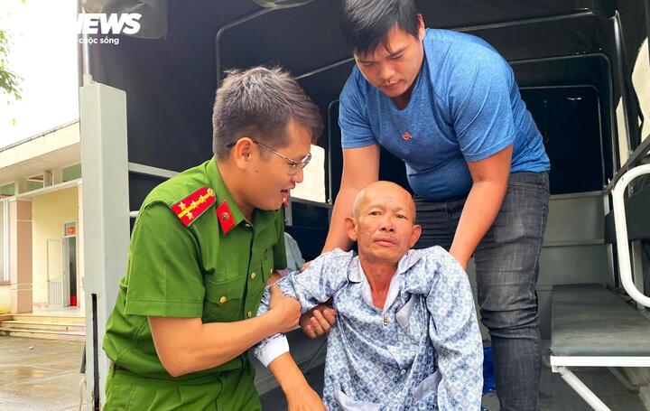 Die Einsatzkräfte der Gemeinde Tay Giang (Bezirk Tay Son, Binh Dinh) unterstützten die Überführung des psychisch kranken Mannes in die Zentrale zur Behandlung.