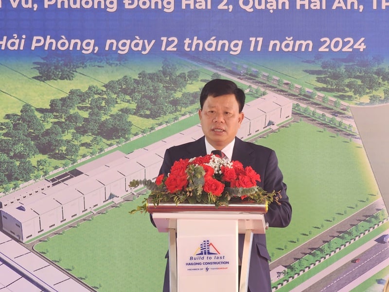 Encik Le Trung Kien, Ketua Lembaga Pengurusan Zon Ekonomi Hai Phong, berikrar untuk menyokong dan mewujudkan keadaan yang paling baik untuk perniagaan beroperasi dan membangunkan pengeluaran dan perniagaan dengan hasil terbaik dan kepuasan. Foto: Thanh Son