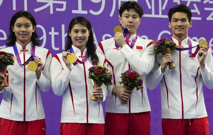 The Chinese mixed 4x100m swimming team won the gold medal at the 19th Asian Games. Photo: AP
