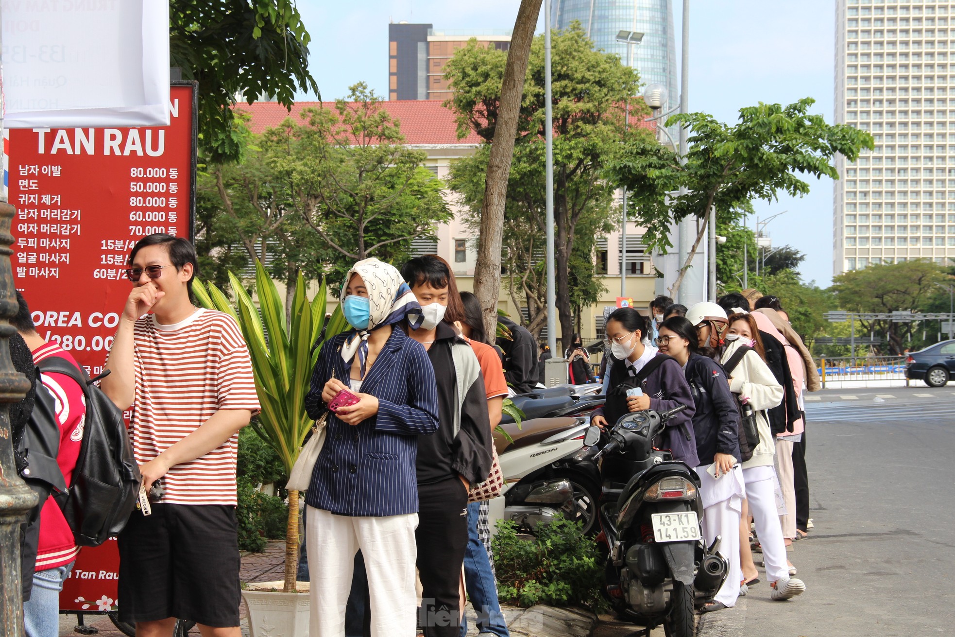 Young people lined up in the sun to buy tickets to see 'Peach, Pho and Piano' photo 7