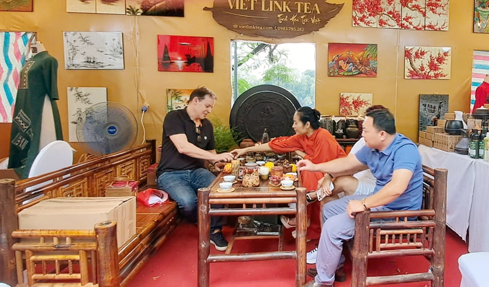 Les touristes internationaux découvrent la culture du thé à Hanoi lors du Festival d'automne de Hanoi 2024. Photo : Hoai Nam   Les produits artisanaux du village artisanal de Hanoi attirent les visiteurs internationaux lors du Festival d'automne de Hanoi 2024. Photo : Hoai Male