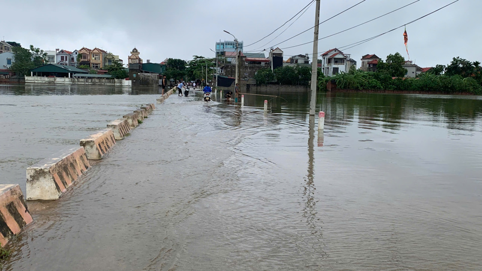 De nombreuses routes menant aux écoles de Hanoi sont submergées par les eaux.