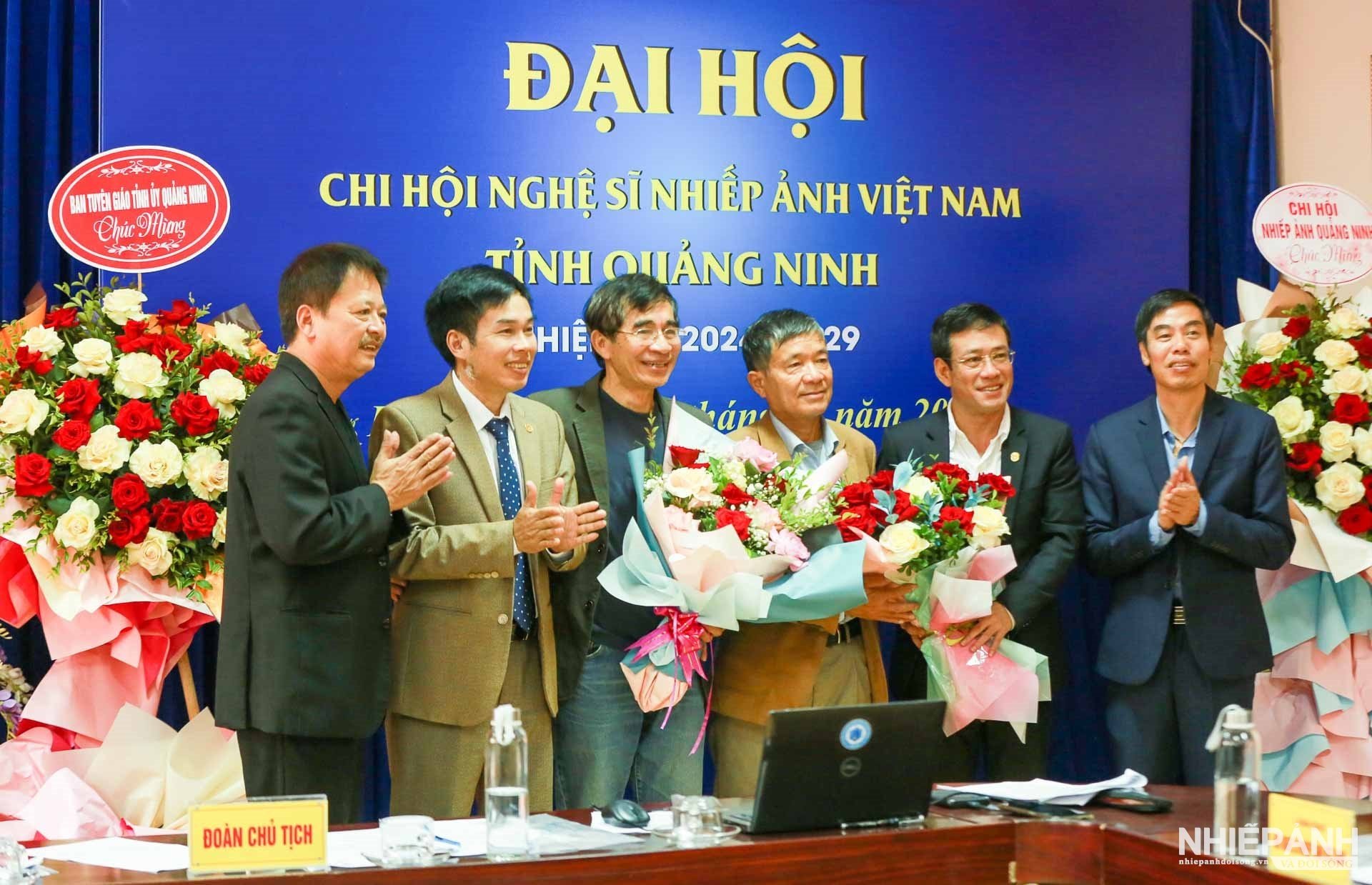 W_lanh-dao-hoi-nsna-vn-va-lanh-dao-hoi-vhnt-quang-ninh-taqwngj-hoa-chuc-mung-bch-chi-hoi_1.jpg