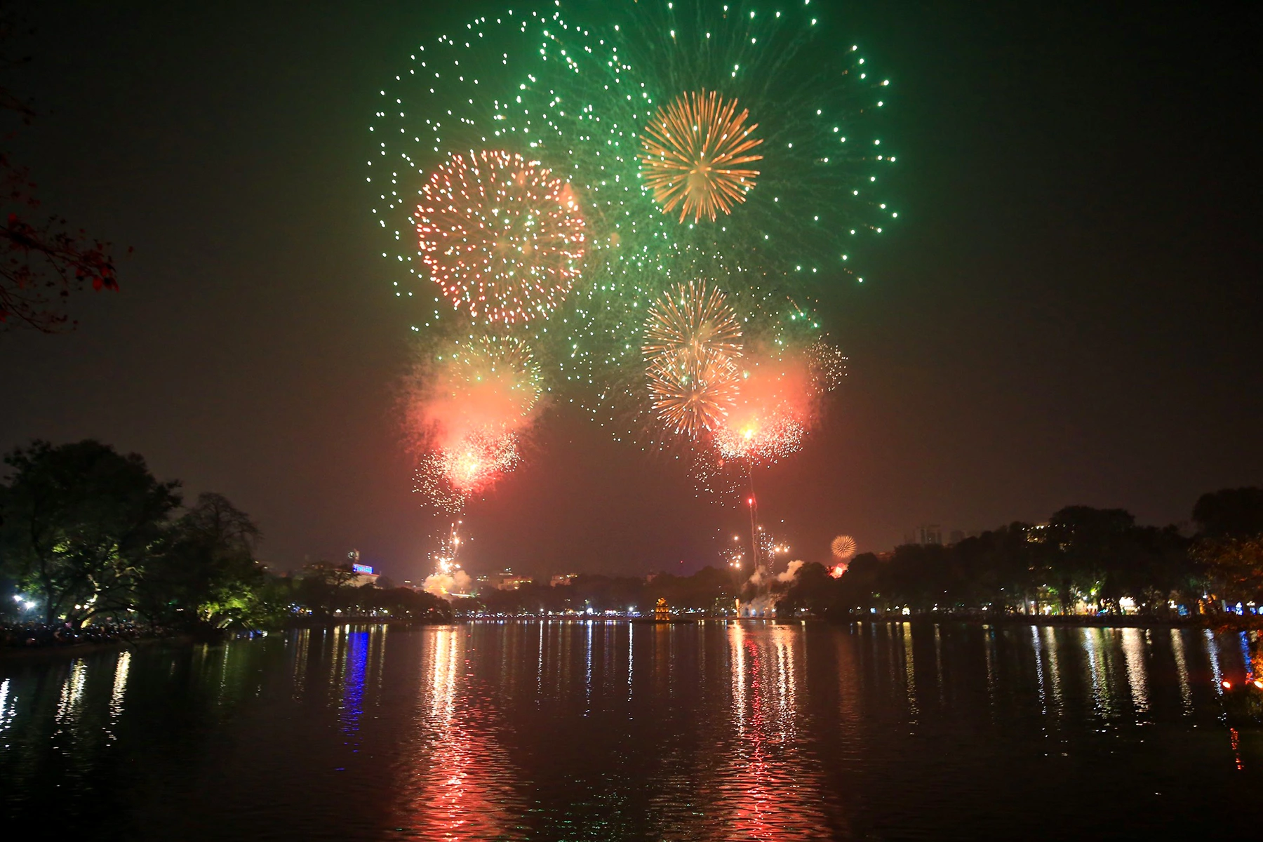 Proposal to reduce 29 fireworks display locations on the occasion of the 70th anniversary of the Liberation of the Capital