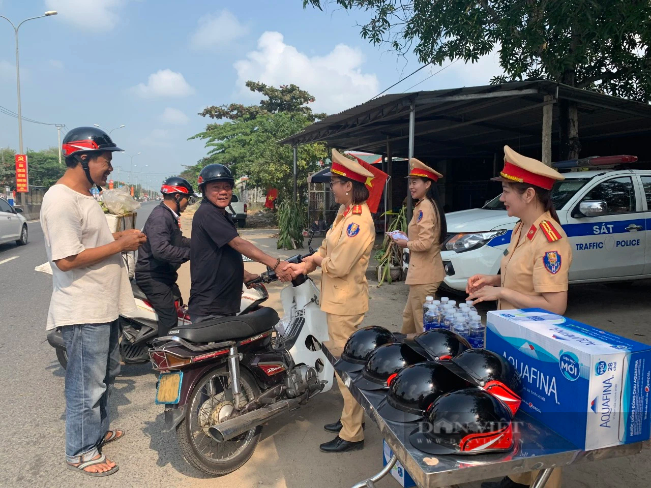 Nữ CSGT Quảng Nam tặng, đội mũ bảo hiểm cho người dân trên đường về quê ăn Tết- Ảnh 5.