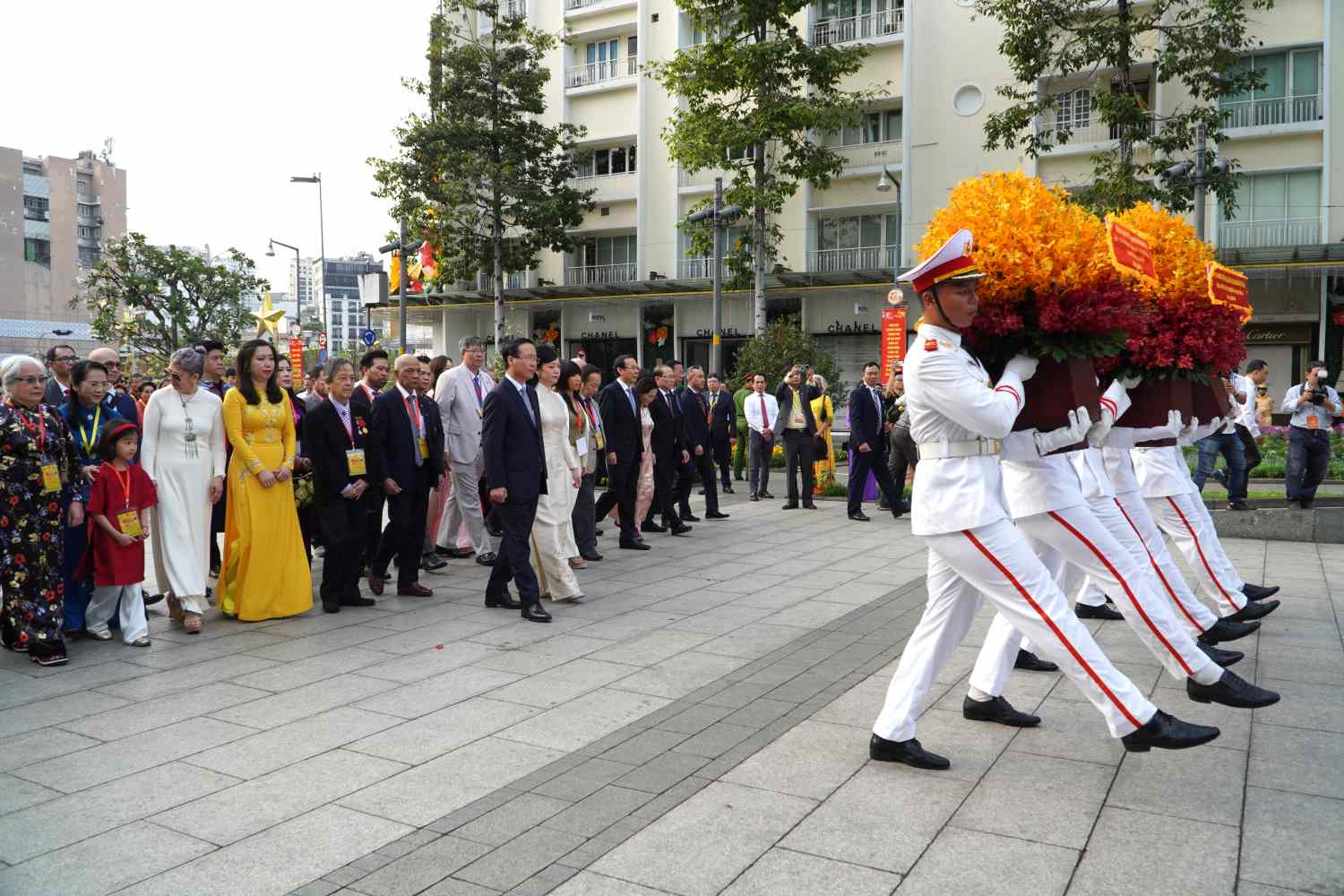 Der Präsident, seine Frau und die Delegation brachten an der Statue von Onkel Ho in der Nguyen-Hue-Straße Weihrauch dar. Foto: Minh Quan