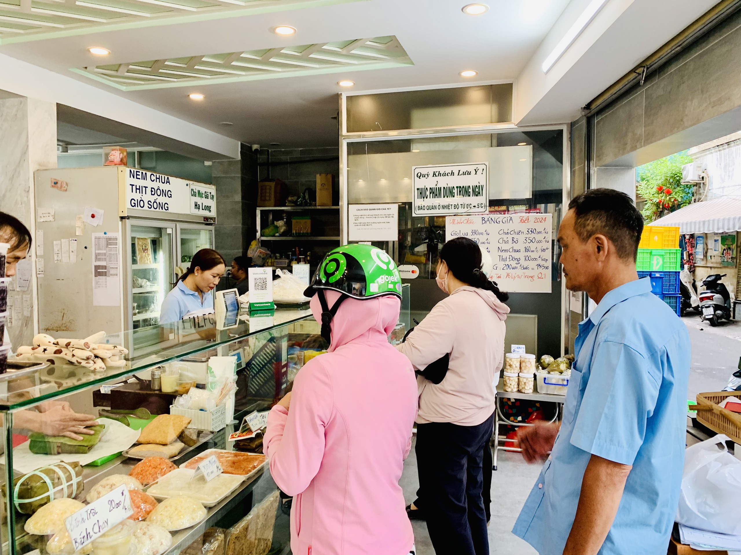 Tiệm giò chả hơn 40 năm ở TP.HCM nhộn nhịp, ngưng nhận đơn tết vì làm không xuể- Ảnh 6.