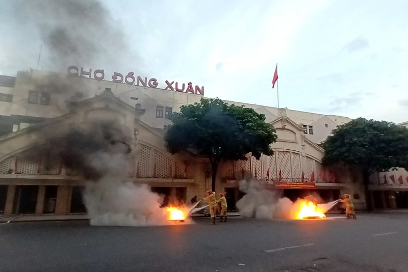 Hà Nội: Diễn tập chữa cháy và cứu nạn cho 200 chủ hộ, người dân tại Chợ Đồng Xuân