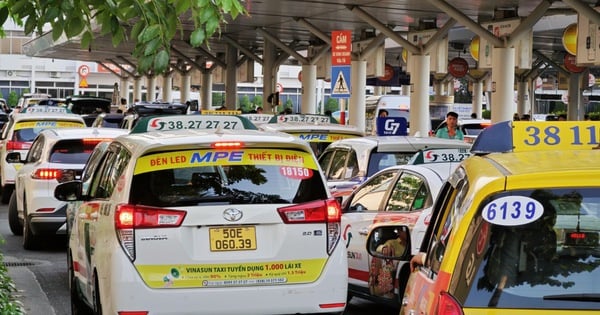 Xem xét cấp thẻ cho tài xế xe taxi, xe công nghệ ra vào đón khách ở Tân Sơn Nhất