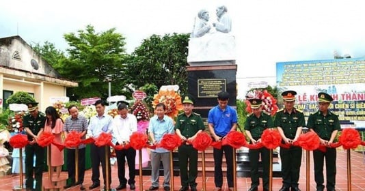 Dak Lak : Inauguration du monument « Oncle Ho avec les soldats des gardes-frontières », remise de cadeaux aux frontaliers.