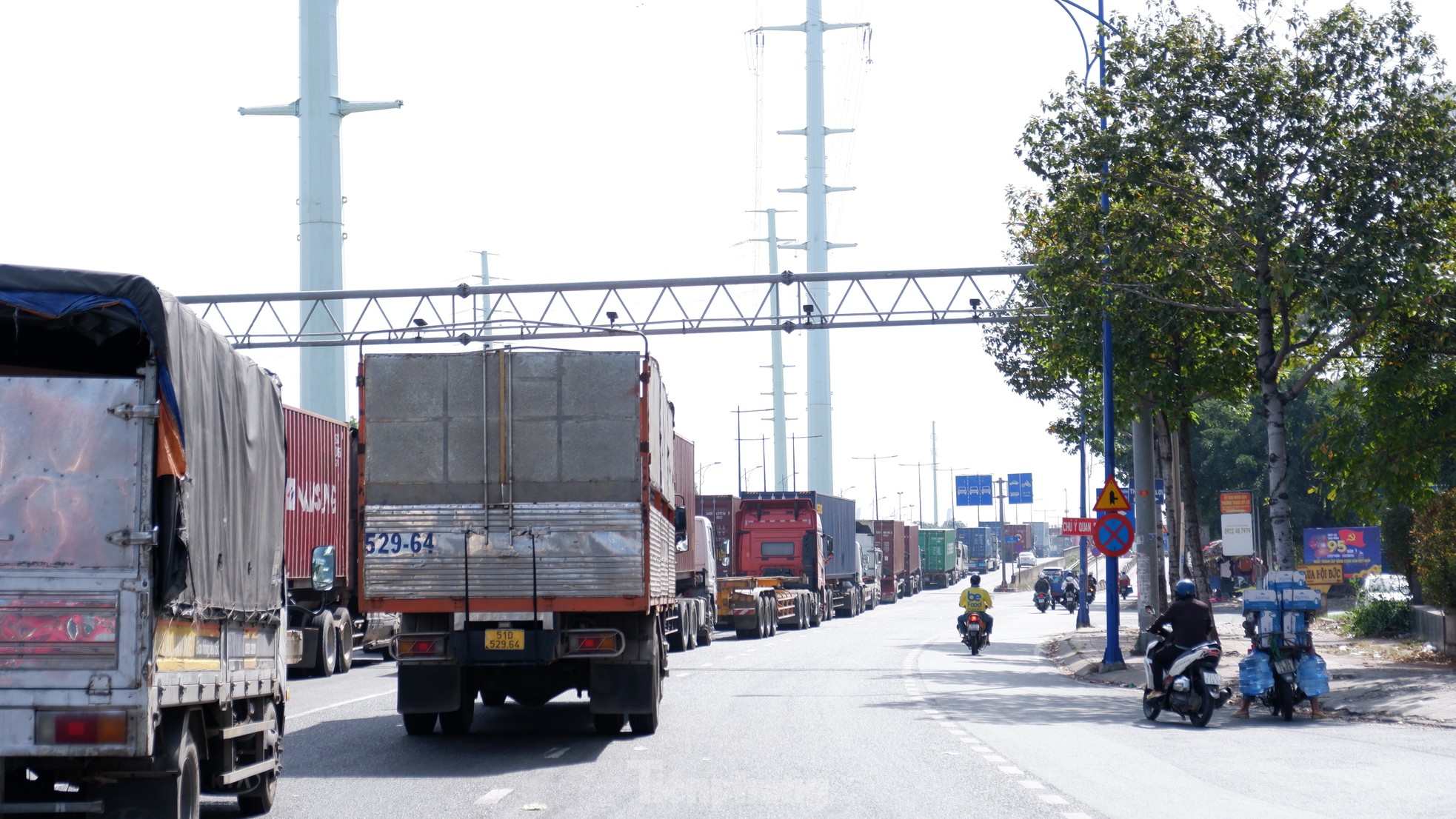 Long queue of trucks 'standing still' on the way to Cat Lai port, HCMC photo 13