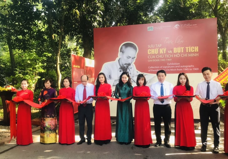 Los delegados cortaron la cinta para inaugurar la exposición - Foto: Comité Organizador