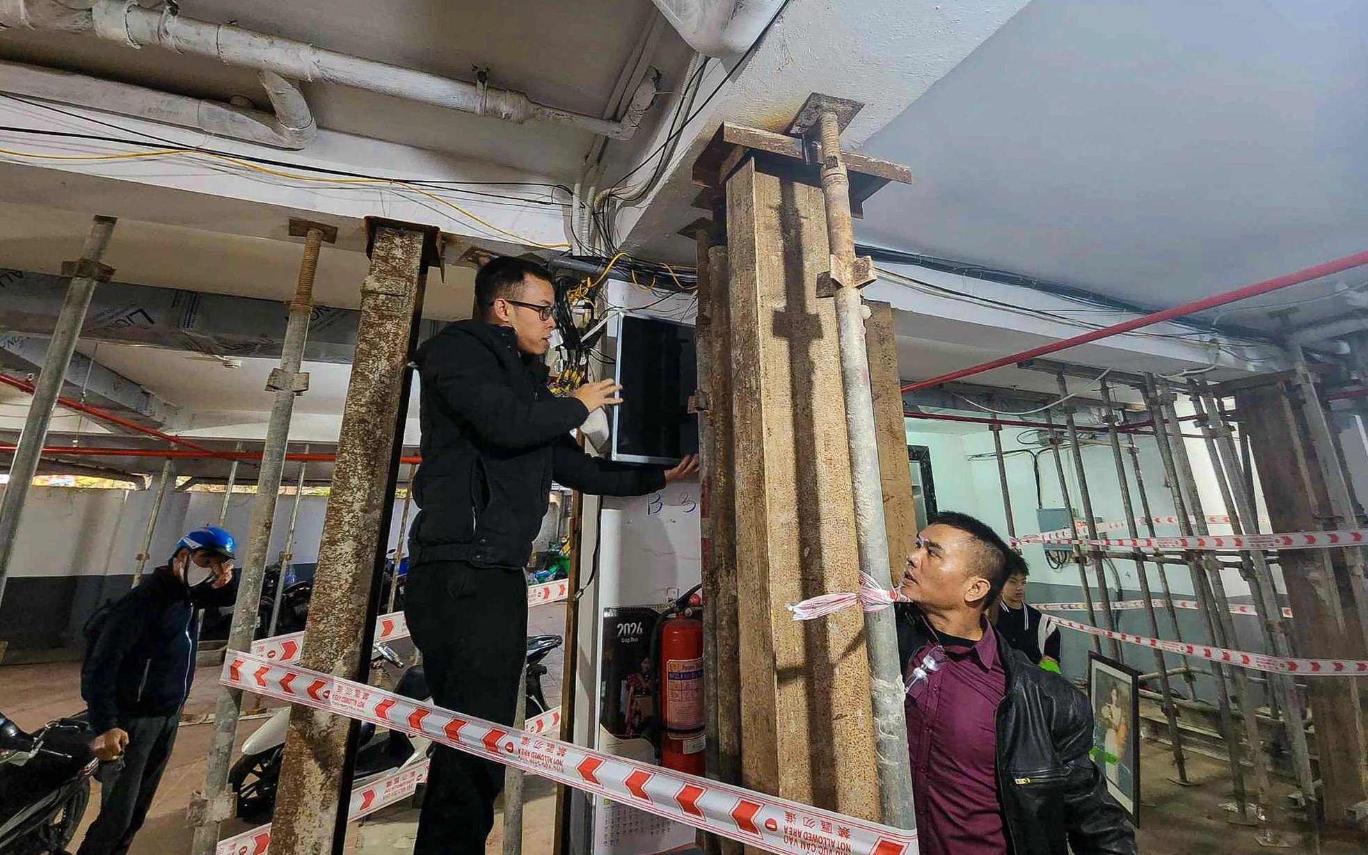 Close-up of the scaffolding system supporting the 8-storey mini apartment building photo 6