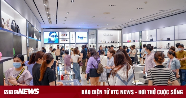 La gente acude en masa a buscar 'regalos de superventas' en Vincom Black Friday 2023